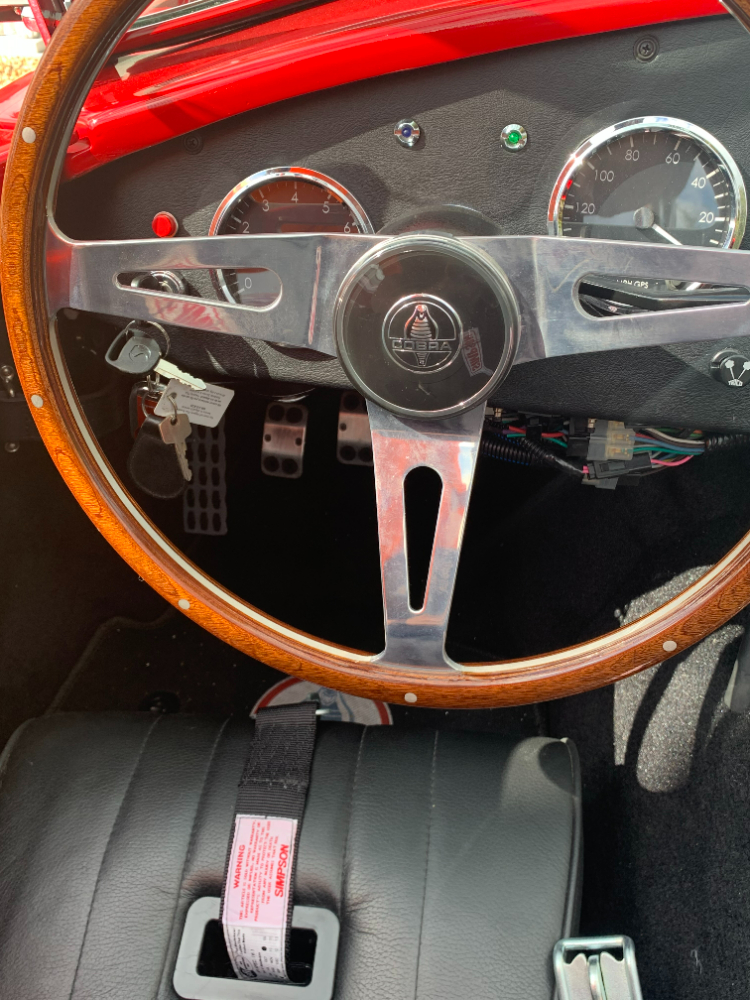 Correct steering wheel. This one is 15" instead of 16". Wheel spokes are separate - they don't meet at the boss.