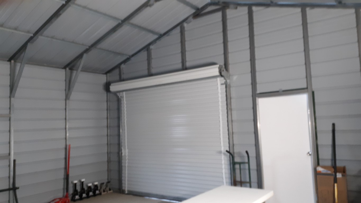 Lit garage