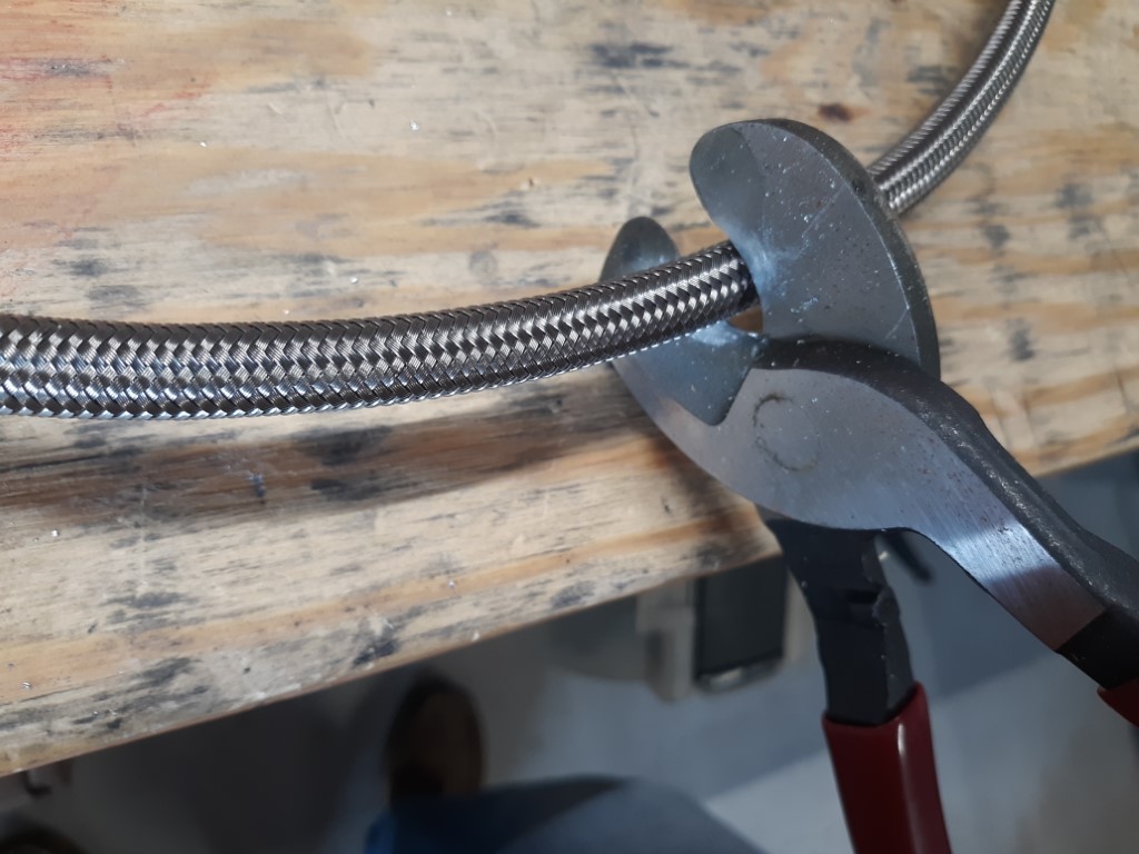 Hose cutter cutting