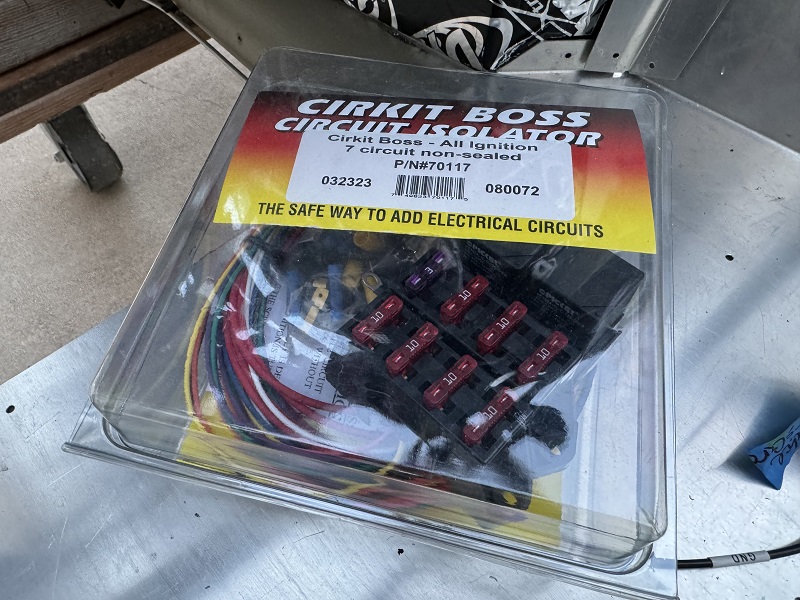 Additional fuse block for Stereo, lighting and other accessories.