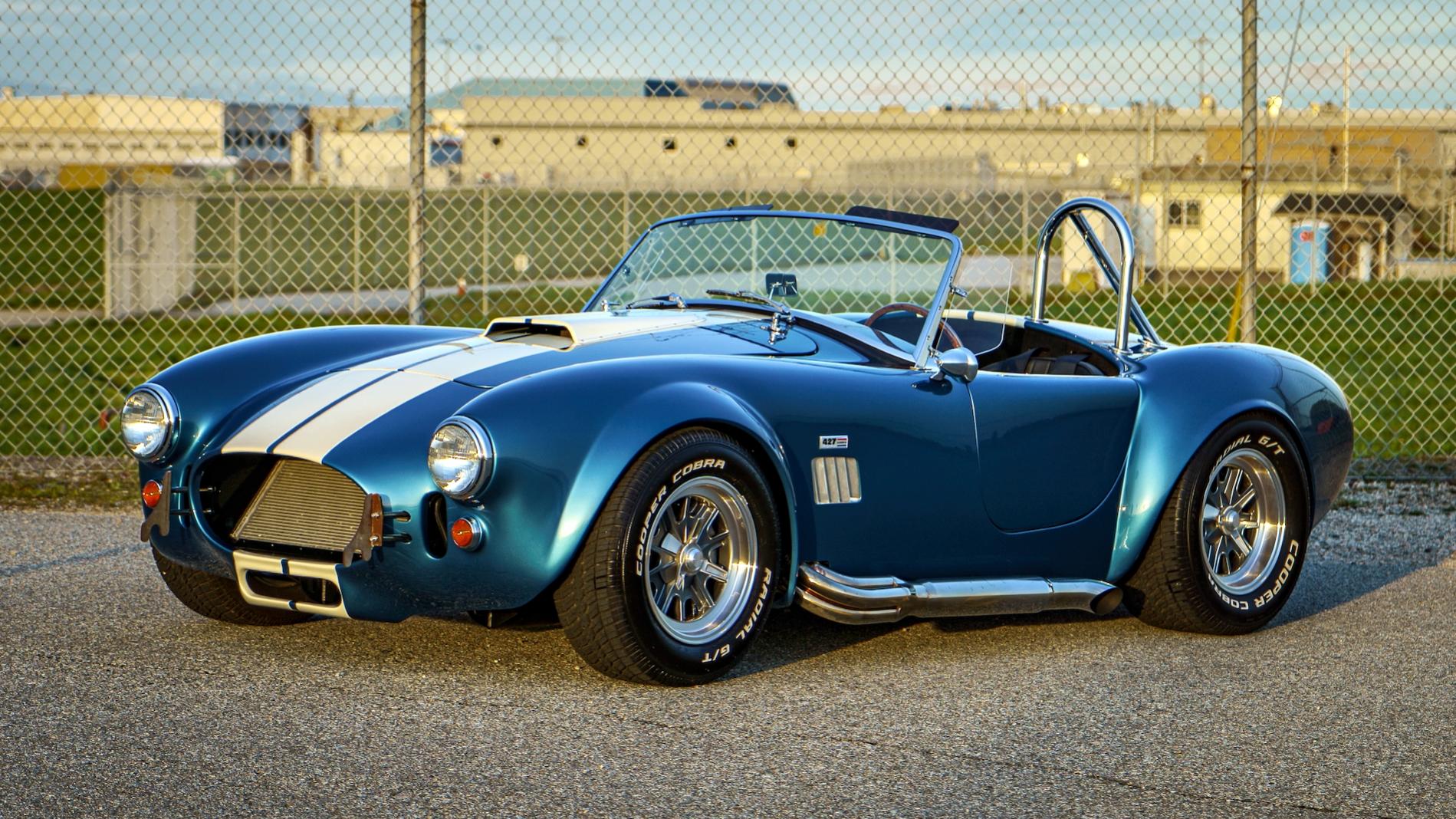 427 FACTORY FIVE ROADSTER - MORGAN MACKAY
Guardsman blue w/ Wimbledon stripes