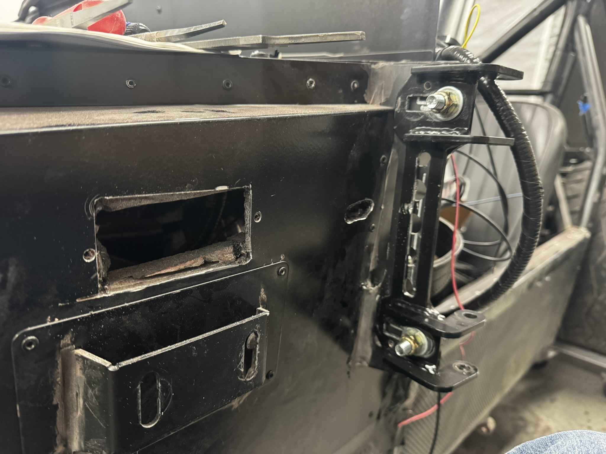 Aux handle and cable slot   IMG 7520
