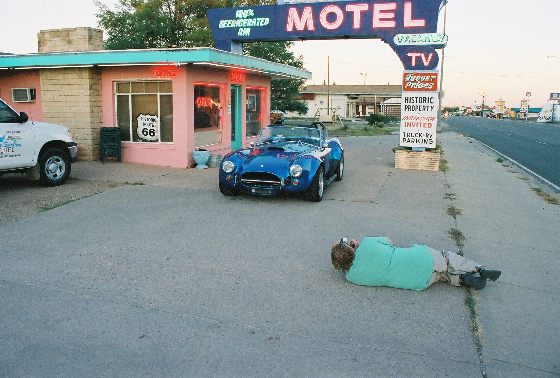that's the motel owner on the ground at the Blue Swallow Motel