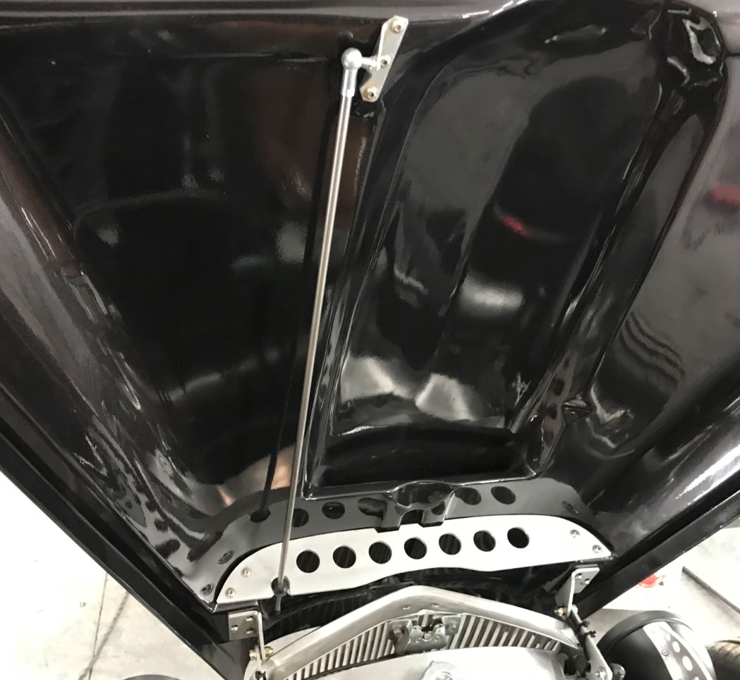 hood prop with scoop