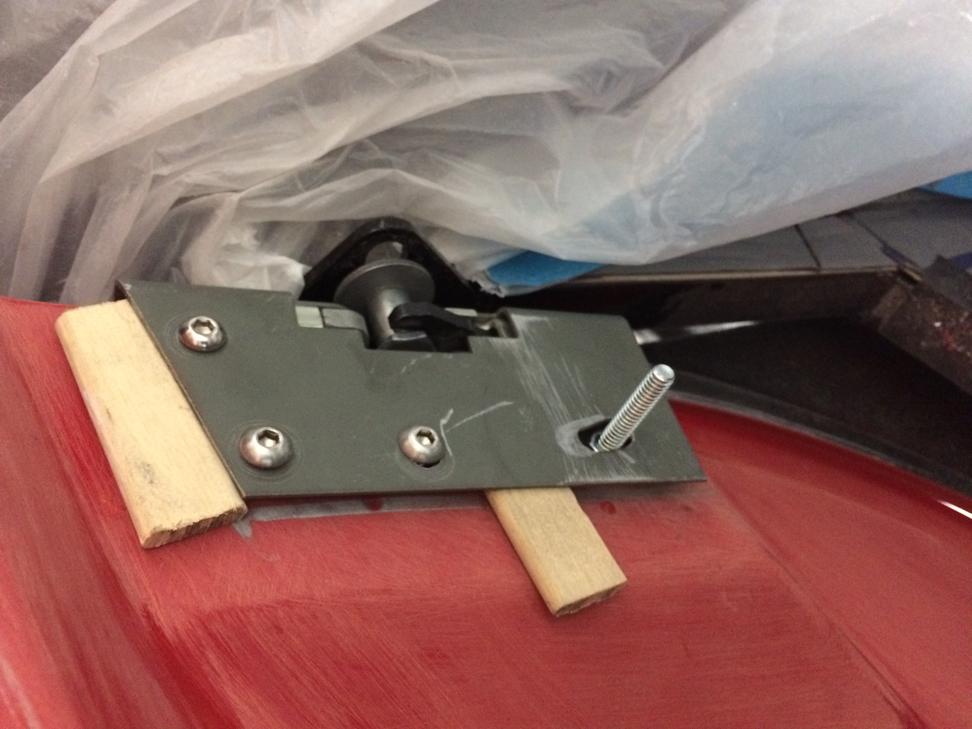 Mini bear claw latch