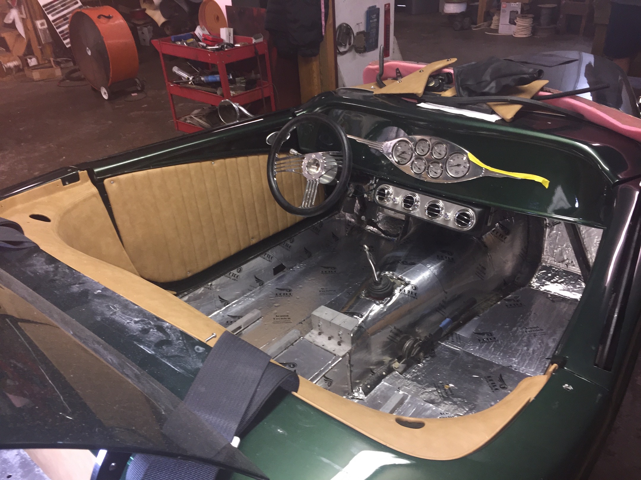 Dyna-mat, Interior Leo's