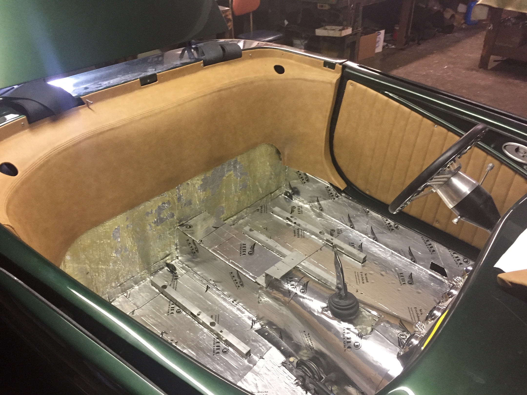 Dyna-mat, Interior Leo's