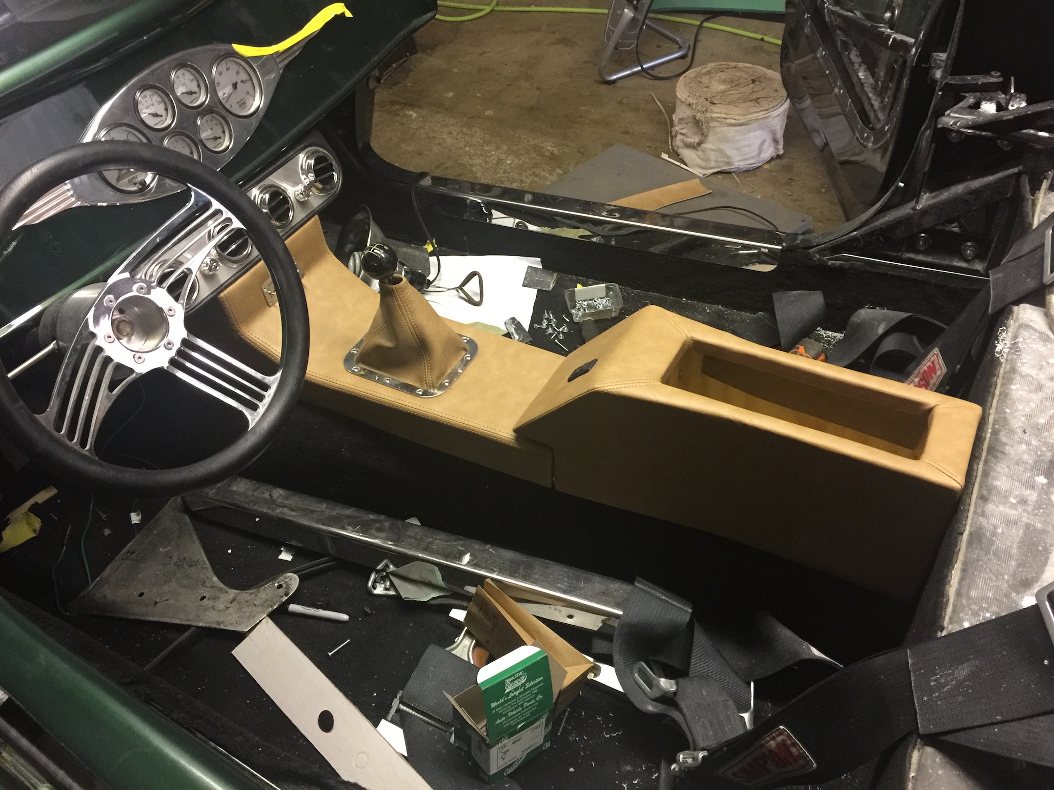 Console, Interior Leo's