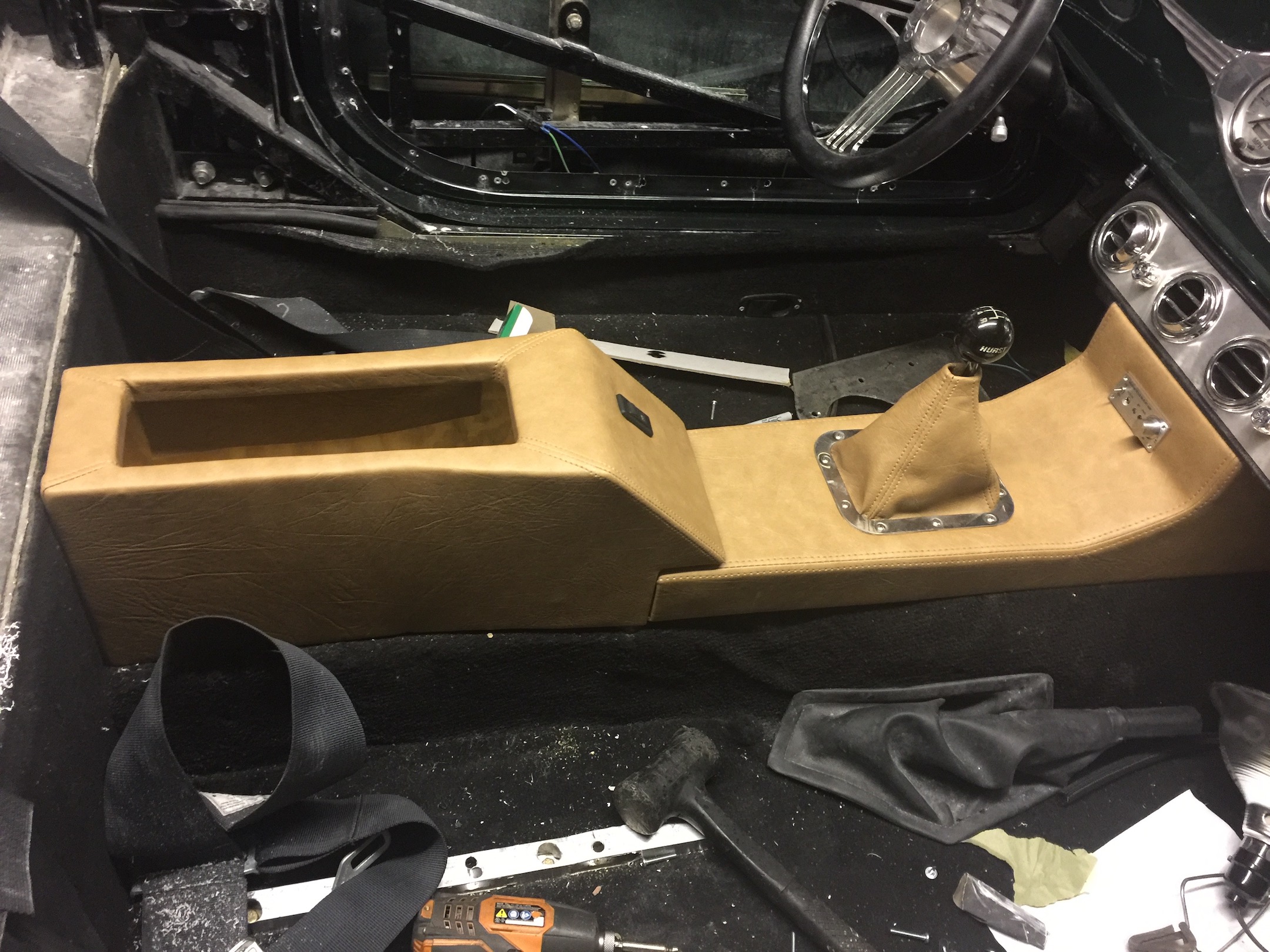 Console, Interior Leo's
