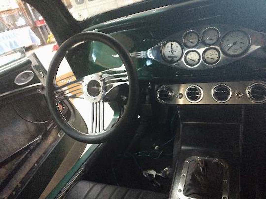 Interior Leo's