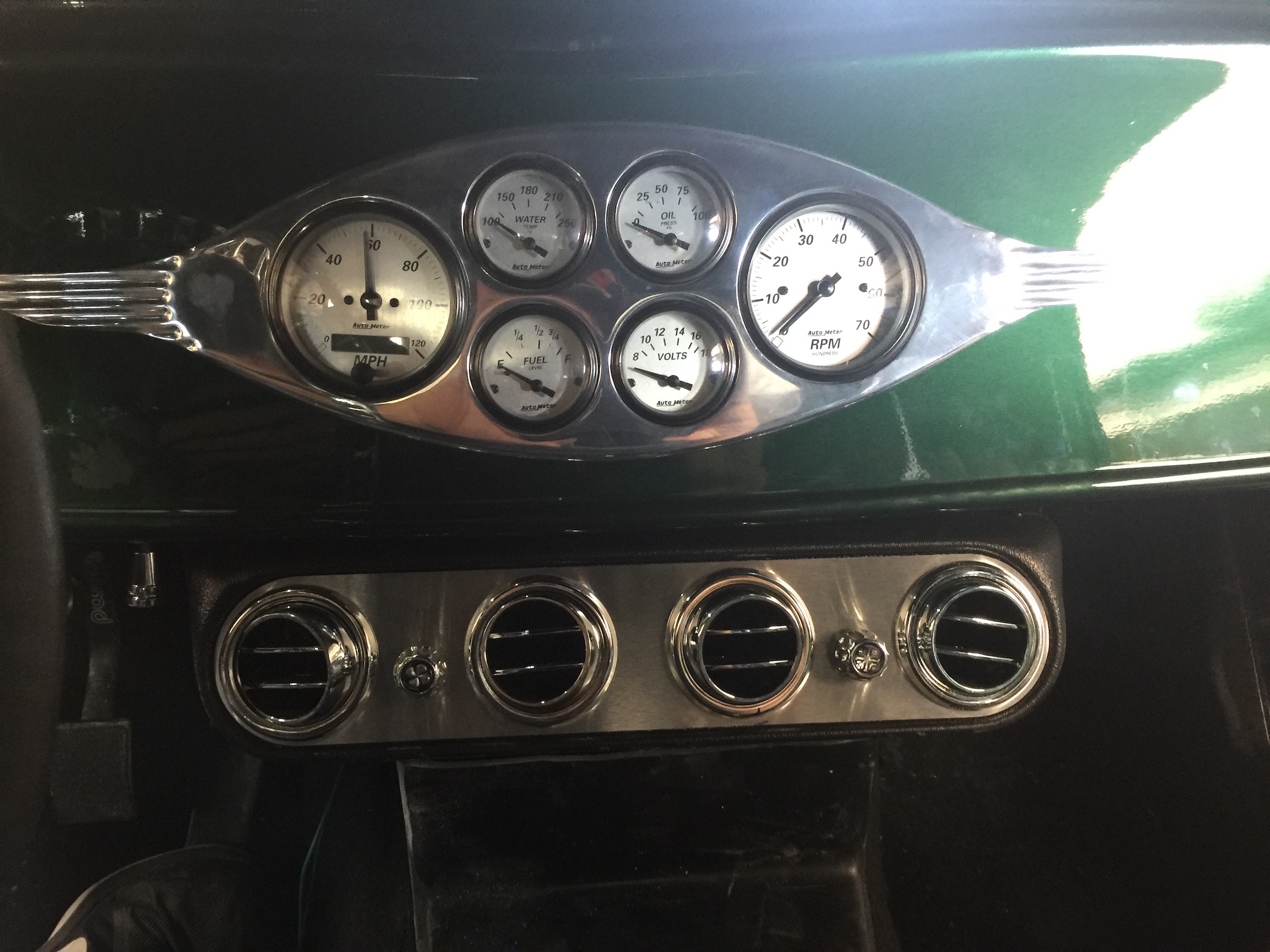 Interior Leo's