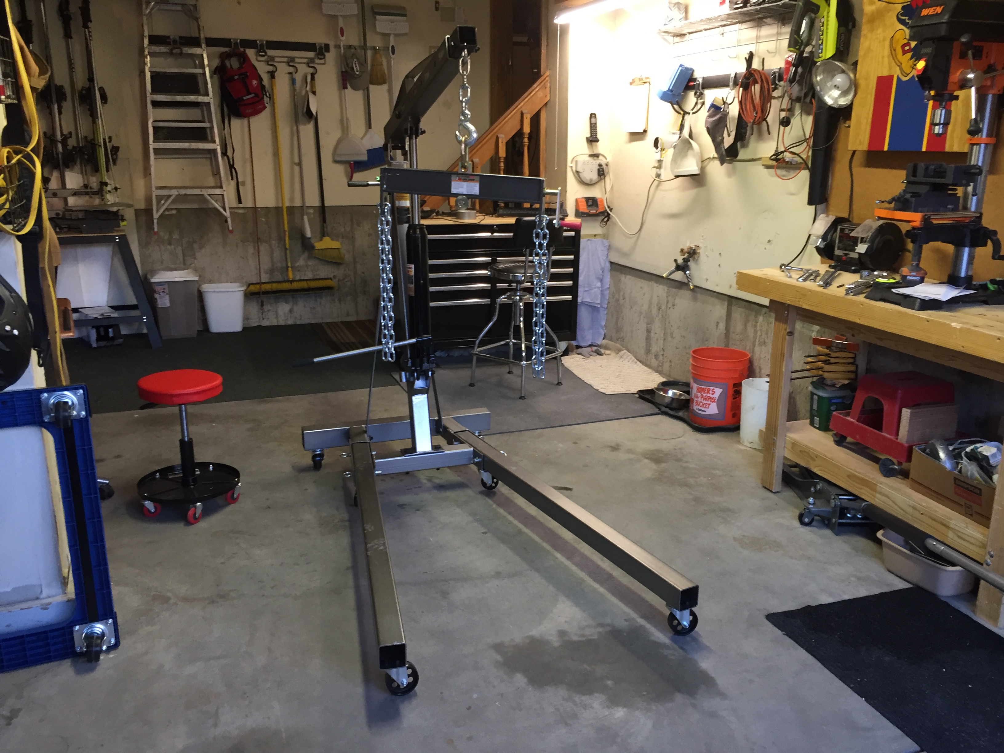 Engine crane